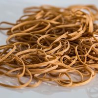 一位中年教师坐在办公桌前整理教学通3.0 的操作笔记，神情专注