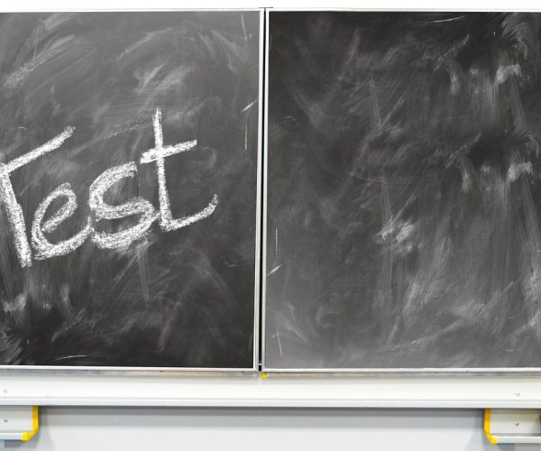 教学通3.0 作业批改页面，红笔批注与评语输入框并排，旁边是学生答题照片缩略图